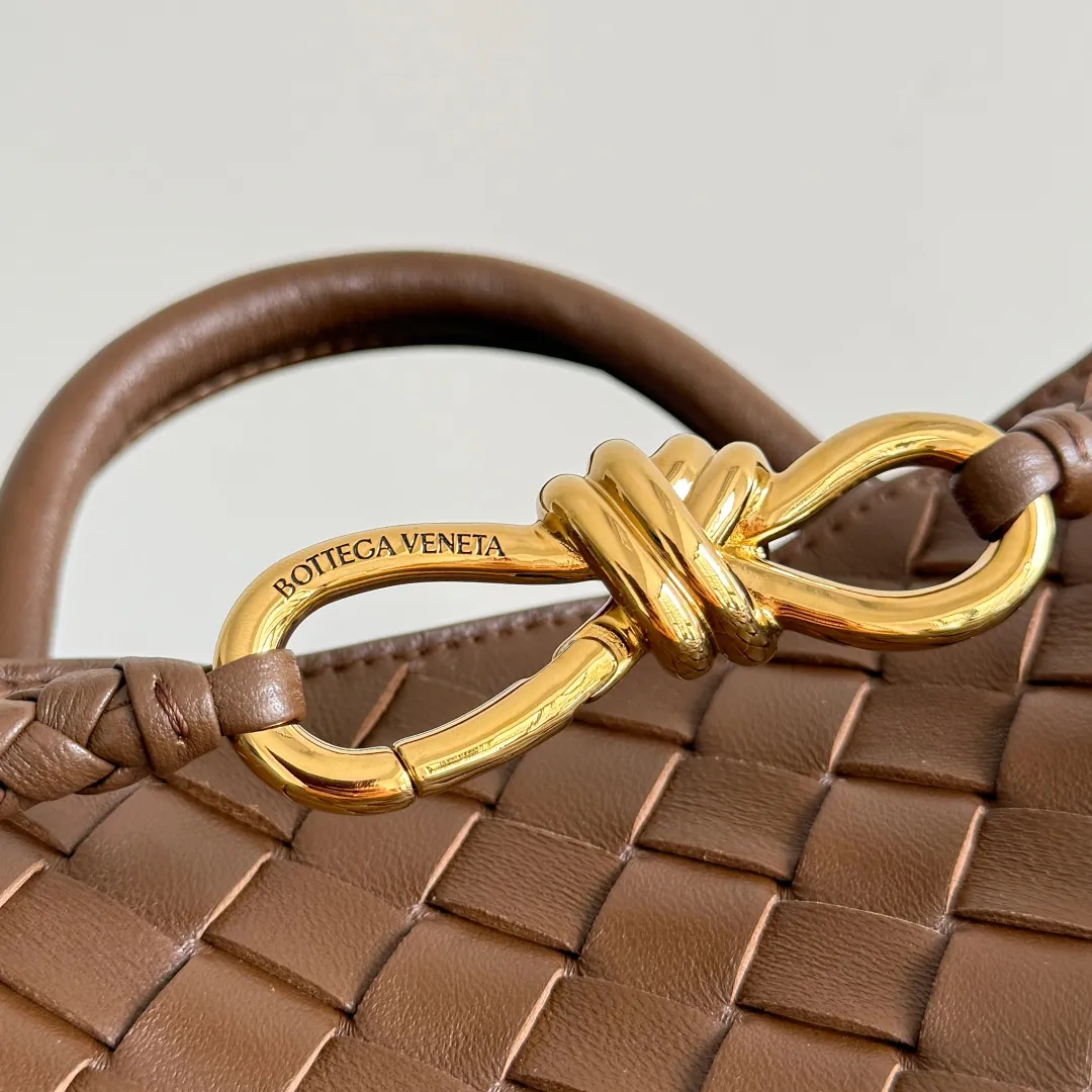 The 2023 new Andiamo batch of 1860 BV has been shipped‼ ️Really popular🔥The new Andiamo woven handbag launched by Bottega Veneta this season is really popular all over the world! ! Celebrities at home and abroad have worn it, and Oscar-winning actress Michelle Yeoh has taken it out on the street. Song Jia, Trai Yara, Yu Feihong, Sanji Ayaka, Rosie Hunting-Whiteley, Yoshioka Riho, etc. have all picked up this bag. It is classic and versatile, showing off its temperament, and the bag capacity is also large, which is very convenient for daily commuting! ! A variety of carrying methods, the shoulder straps can be adjusted by yourself, the original lambskin feels soft and delicate, and the neutral style is created to break gender boundaries and bring a more practical and longer-lasting use experience. Andiamo, which has both elegant and casual styles, perfectly interprets the true appearance of "fashionable old money style". Style No.: 743568 Color: Hazelnut Brown Size: 25*22*10.5cm